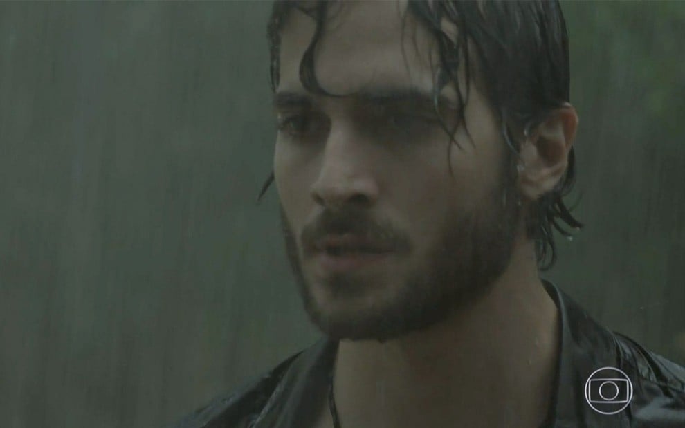 Fiuk caracterizado como Ruy em A Força do Querer: na chuva, personagem está encharcado e olha com preocupação para alguém fora do quadro