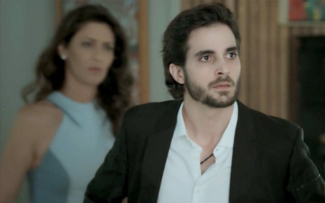 Maria Fernanda Cândido e Fiuk em cena de A Força do Querer: no segundo plano, atriz olha com indignação para parceiro de cena, enquanto isso ator olha com seriedade para alguém fora do quadro