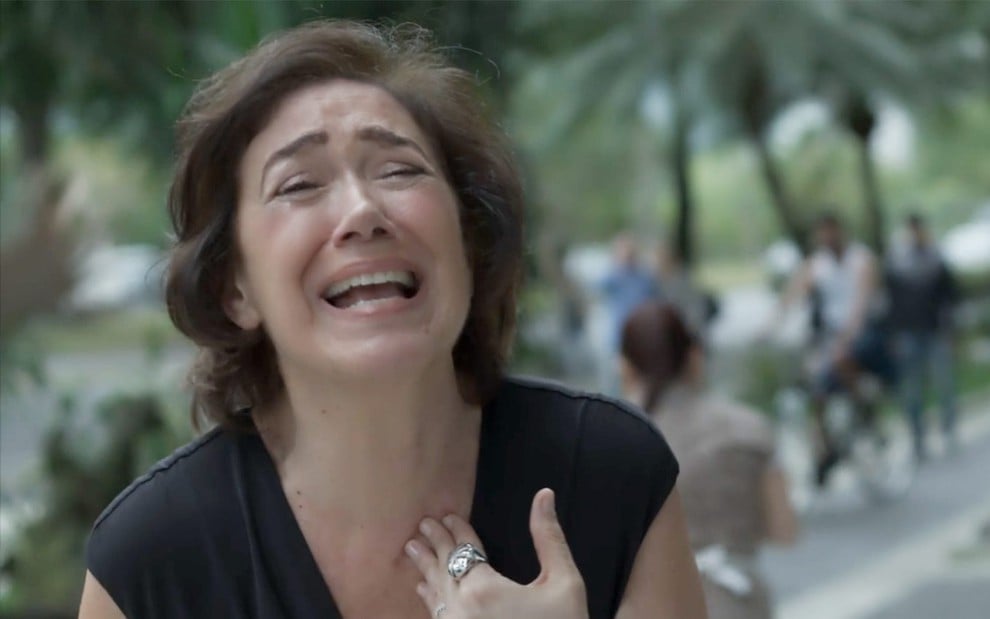 Lilia Cabral caracterizada Silvana em A Força do Querer: na rua, personagem grita e olha com desespero para alguém fora do quadro