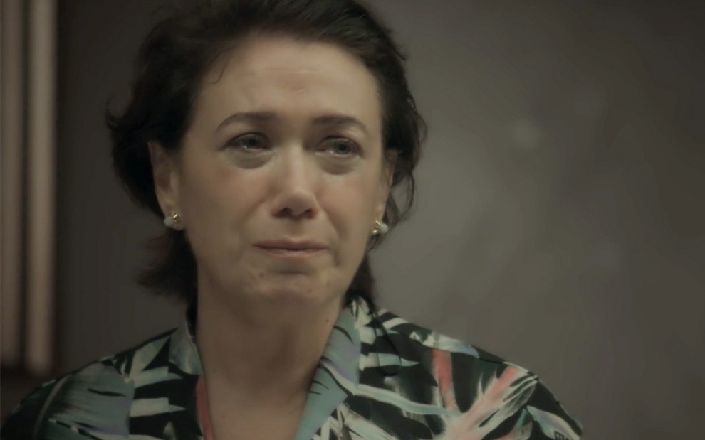 Lilia Cabral caracterizada Silvana em A Força do Querer: com semblante abalado, personagem olha com desespero para o horizonte