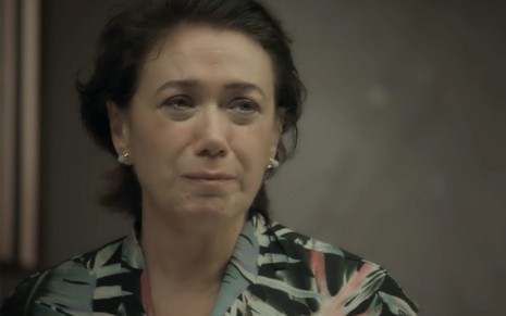 Lilia Cabral caracterizada Silvana em A Força do Querer: com semblante abalado, personagem olha com desespero para o horizonte