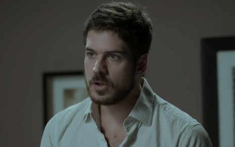 Marco Pigossi caracterizado como Zeca em cena de A Força do Querer: personagem tem olhar de surpresa para alguém fora do quadro
