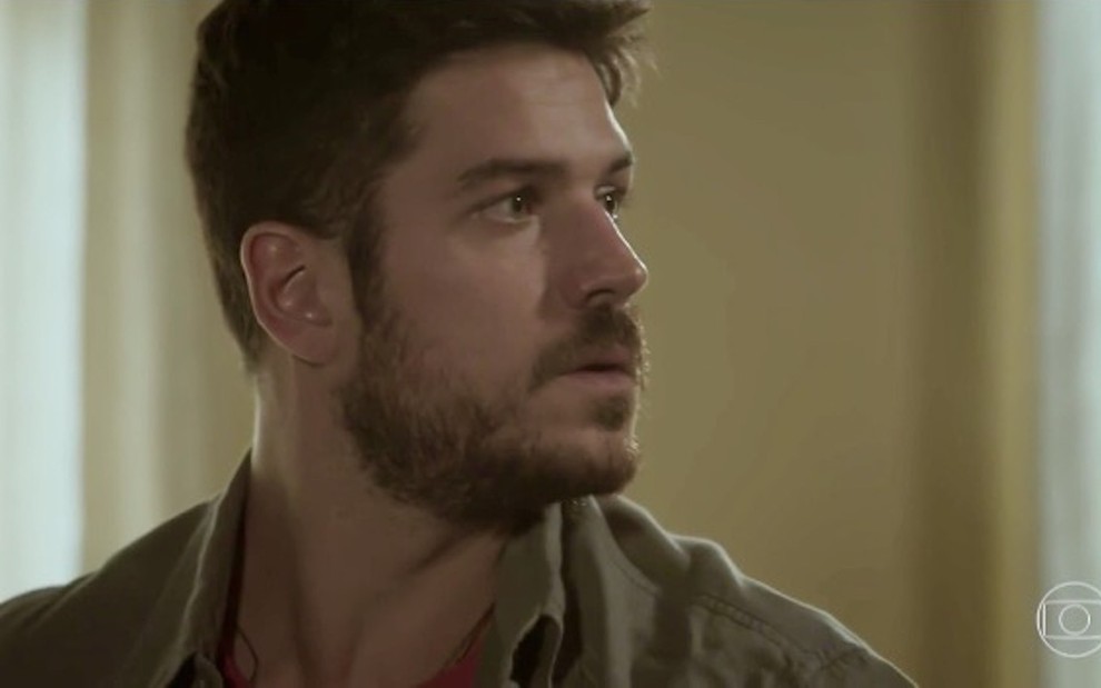 O ator Marco Pigossi olha para Tonico Pereira, que está fora de quadro, como Zeca em cena de A Força do Querer, da TV Globo