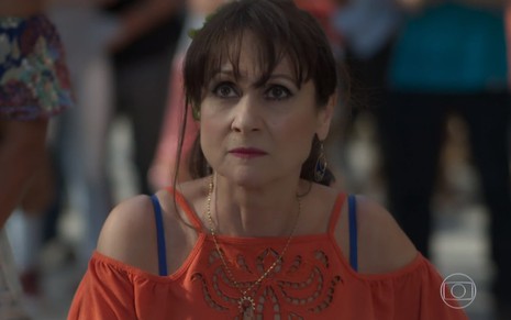 A atriz Zezé Polessa, com expressão de raiva, em cena como Edinalva em A Força do Querer
