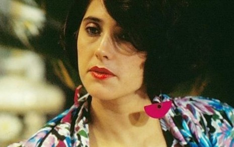 A atriz Christiane Torloni caracterizada como Jô Penteado em cena de A Gata Comeu, novela de 1985