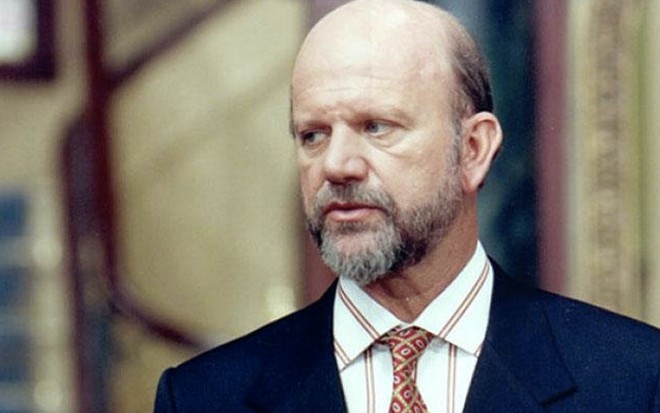 O ator Cecil Thiré de terno e gravata em cena da novela A Próxima Vítima, que foi exibida pela Globo em 1995