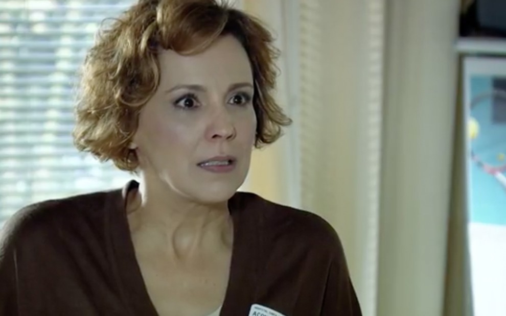 A atriz Ana Beatriz Nogueira com expressão de surpresa dentro de um hospital como Eva em cena de A Vida da Gente