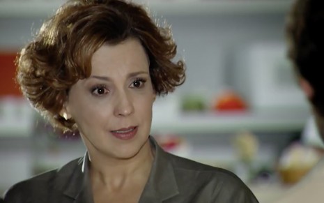 A atriz Ana Beatriz Nogueira como Eva está em um hospital, ela tem uma expressão de deboche no rosto, em cena de A Vida da Gente