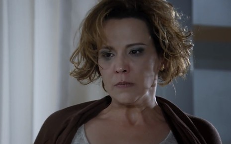 A personagem Ana Beatriz Nogueira, com expressão de raiva, toda descabelada, em cena como Eva em A Vida da Gente