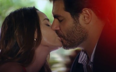 Fernanda Vasconcellos e Thiago Lacerda em cena se beijando como Ana e Lúcio de A Vida da Gente