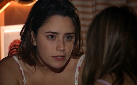 Fernanda Vasconcellos grava de camisola conversando com Jesuela Moro como Ana e Júlia de A Vida da Gente