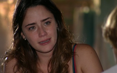 Fernanda Vasconcellos em cena chorando ao falar com Nicette Bruno, de costas na foto, como Ana e Iná de A Vida da Gente
