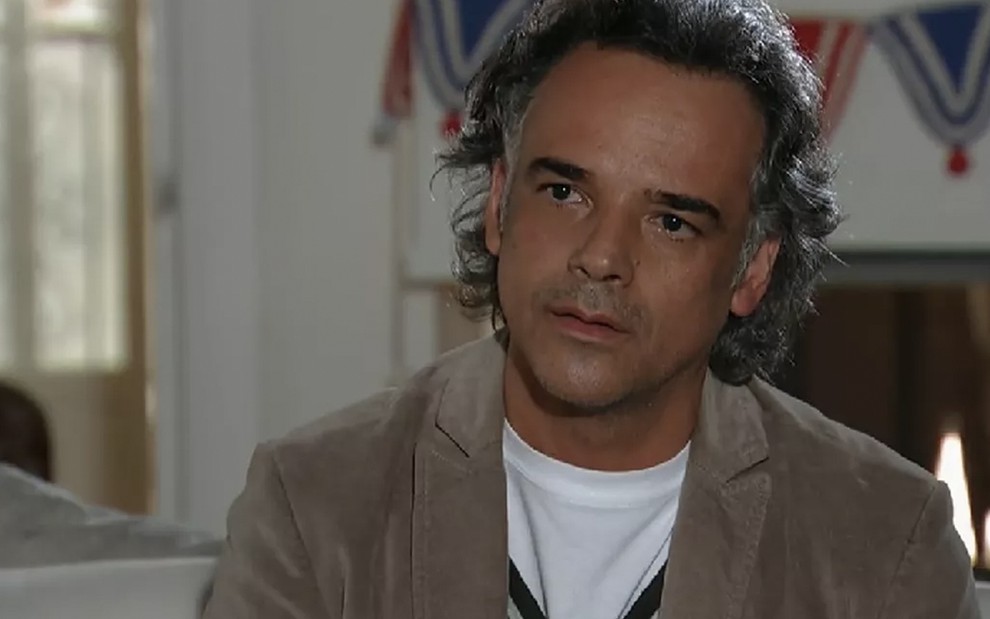 O ator Ângelo Antônio caracterizado como Marcos em cena de A Vida da Gente, novela das seis da Globo