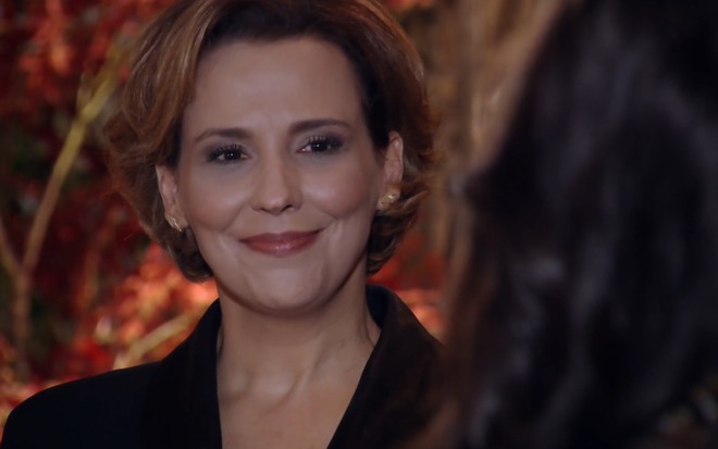 Ana Beatriz Nogueira grava sorridente e maquiada sendo recebida por Marjorie Estiano como Eva em A Vida da Gente