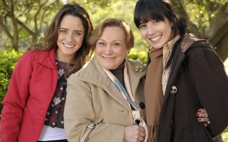 Fernanda Vasconcellos como Ana à direita, Nicette Bruno como Iná ao centro e Marjorie Estiano como Ana em cena de A Vida da Gente