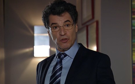 Paulo Betti grava cena de terno e óculos como Jonas em A Vida da Gente, da Globo