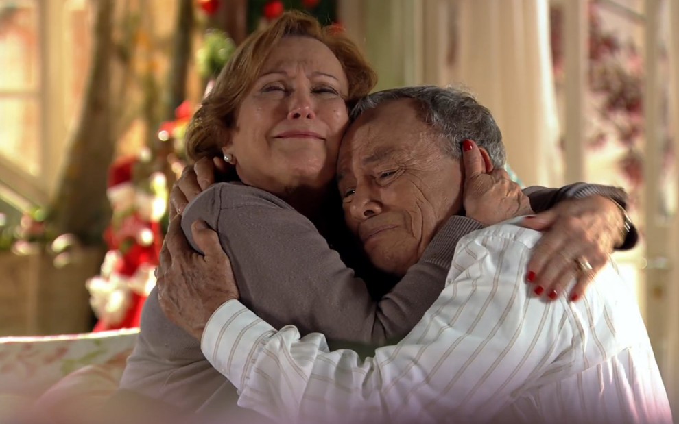 Nicette Bruno e Stênio Garcia gravam emotivos e se abraçando como Iná e Laudelino de A Vida da Gente