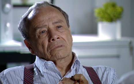 Stênio Garcia grava de camisa social com suspensório e expressão de tristeza como Laudelino de A Vida da Gente