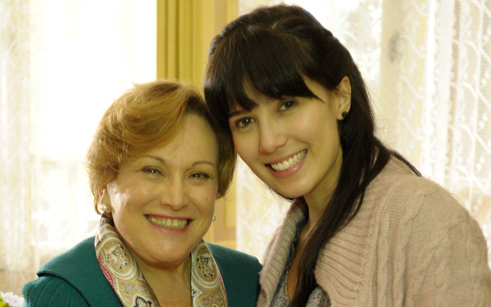 A atriz Nicette Bruno como Iná abraça Marjorie Estiano como Manuela, que chora em seu colo, em cena de A Vida da Gente
