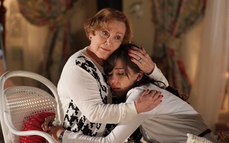 A atriz Nicette Bruno como Iná abraça Marjorie Estiano como Manuela em cena de A Vida da Gente