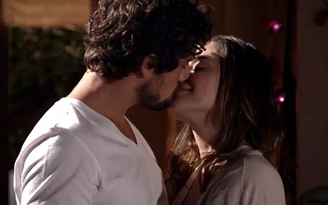 O ator Rafael Cardoso à esquerda como Rodrigo beija a atriz Fernanda Vasconcellos à direita como Ana em cena de A Vida da Gente