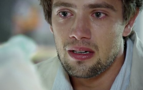 O ator Rafael Cardoso como Rodrigo, em um close-up de seu rosto, chora copiosamente em cena de A Vida da Gente