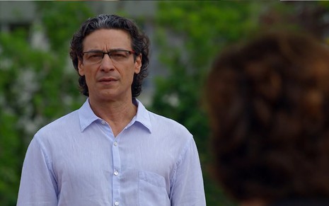 O ator Luiz Carlos Vasconcelos, com uma camisa azul clara, grava cena como Renato de A Vida da Gente
