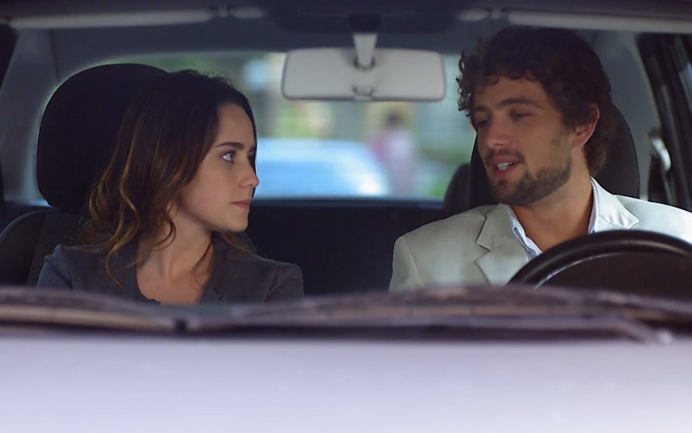 Fernanda Vasconcellos grava ao lado de Rafael Cardoso dentro do carro, se olhando como Ana e Rodrigo