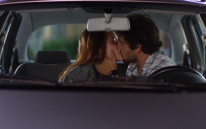 Fernanda Vasconcellos e Rafael Cardoso gravam cena de beijo dentro de um carro cinza como Ana e Rodrigo de A Vida da Gente