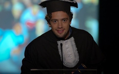 Rafael Cardoso grava de beca com diploma na mão como Rodrigo de A Vida da Gente