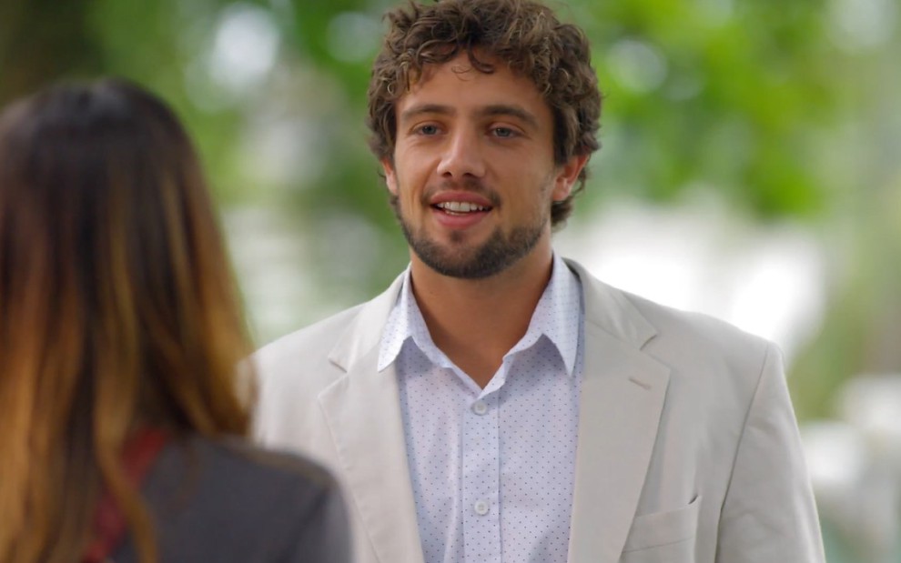 Rafael Cardoso grava de camisa branca e blazer bege, sorrindo como Rodrigo de A Vida da Gente