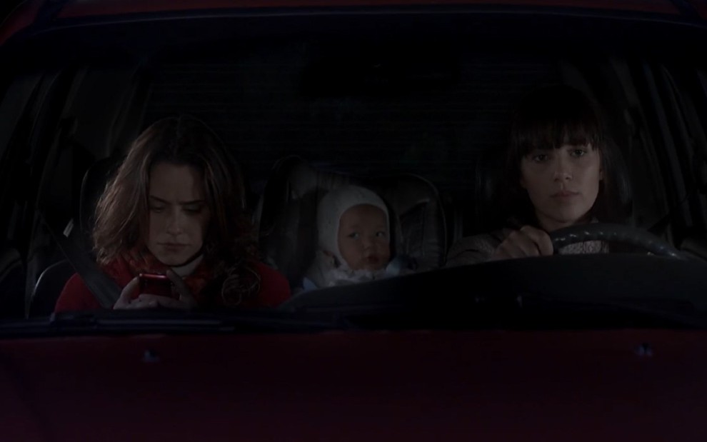 As atrizes Fernanda Vasconcellos e Marjorie Estiano com um bebê dentro do carro em cena de A Vida da Gente