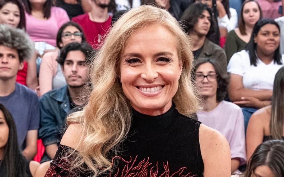 A apresentadora Angélica posa usando uma blusa preta à frente da plateia do programa Altas Horas, da TV Globo