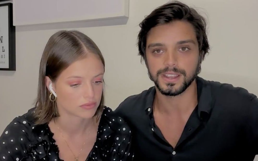 O casal de atores Agatha Moreira e Rodrigo Simas durante participação por videochamada no programa Altas Horas, da Globo