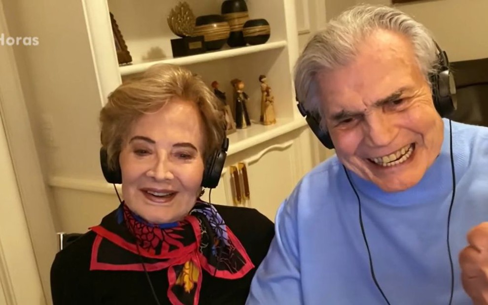 Glória Menezes e Tarcísio Meira estão sentados diante de câmera em videochamada para o Altas Horas