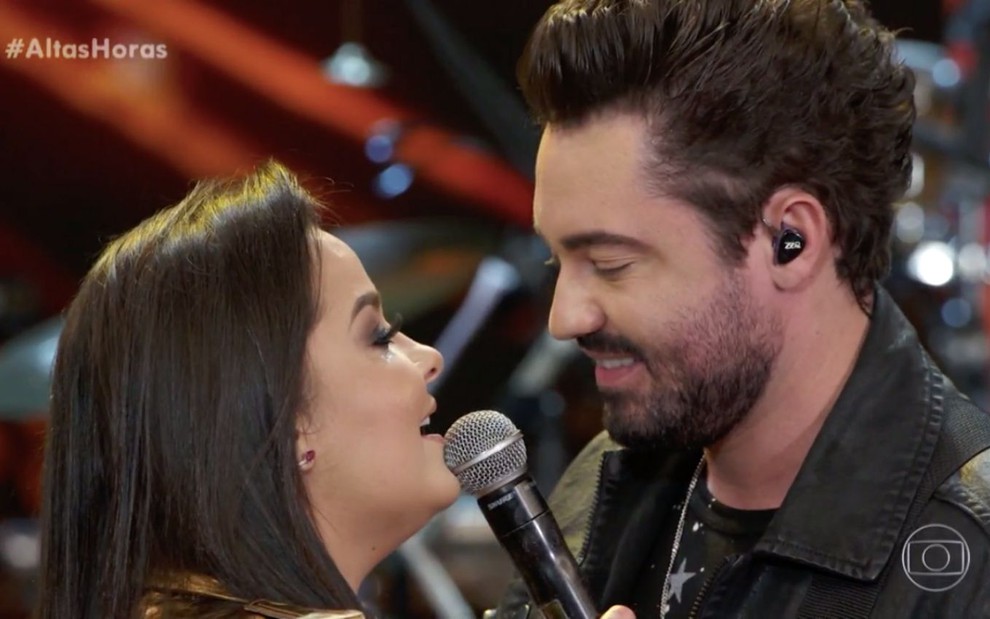 O casal de cantores Maiara e Fernando no Altas Horas de junho de 2019, na Globo