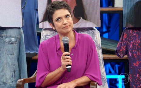 De camisa lilás, Sandra Annenberg faz expressão de descontentamento durante participação no Altas Horas