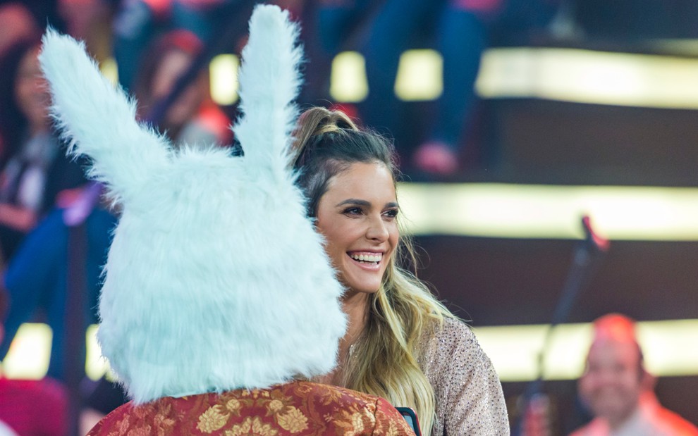 A apresentadora Fernanda Lima abraça homem vestido de coelho em episódio da 11ª temporada do Amor & Sexo