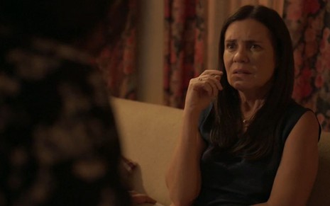 A atriz Adriana Esteves faz cara de preocupada em cena de Amor de Mãe, novela na qual interpreta Thelma