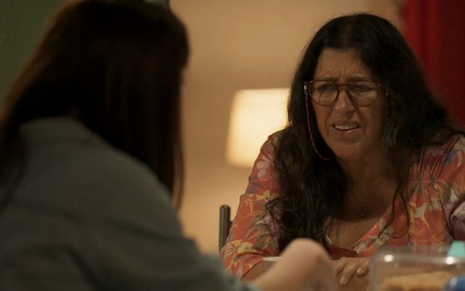 Cena de Amor de Mãe, novela da Globo: Adriana Esteves e Regina Casé como as personagens Thelma e Lurdes, respectivamente em Amor de Mãe