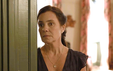 A atriz Adriana Esteves caracterizada como Thelma em cena de Amor de Mãe