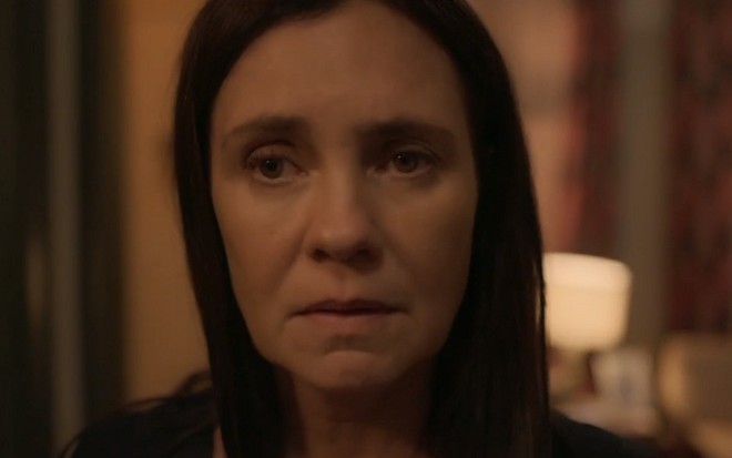 A atriz Adriana Esteves como a personagem Thelma da novela Amor de Mãe, da Globo