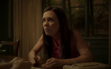 Thelma (Adriana Esteves) em cena de Amor de Mãe