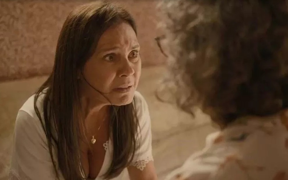 Thelma (Adriana Esteves) desesperada com Jane (Isabel Teixeira) em cena Amor de Mãe