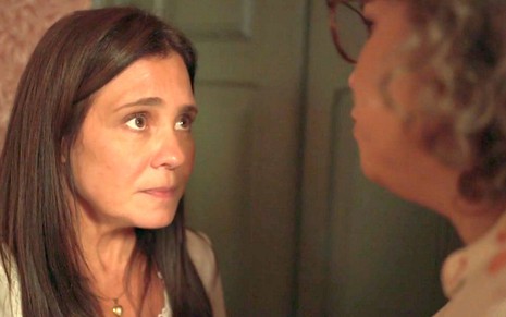 Thelma (Adriana Esteves) é pressionada por Jane (isabel Teixeira) em cena de Amor de Mãe