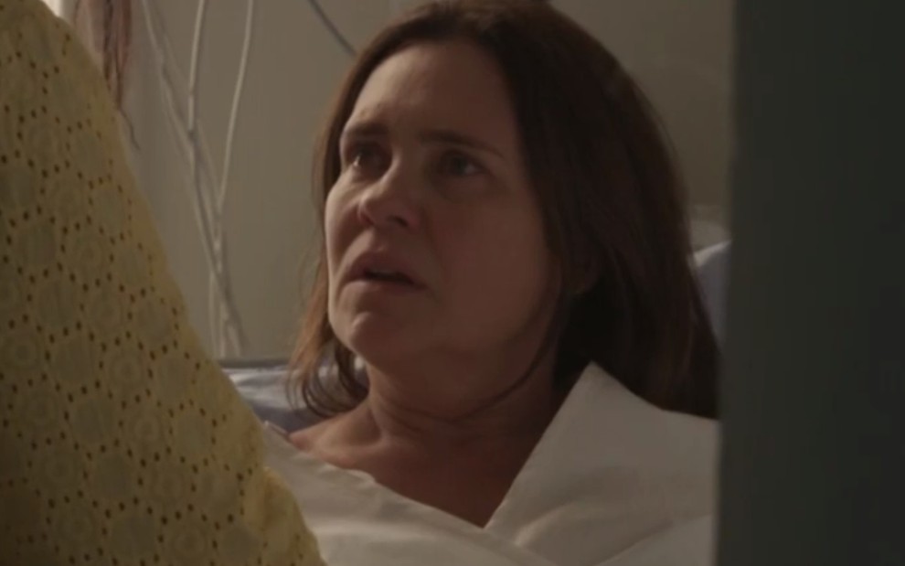 Thelma (Adriana Esteves) no hospital em cena de Amor de Mãe