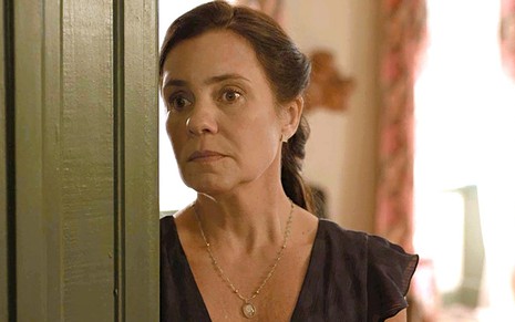 A atriz Adriana Esteves com expressão de tensão na novela Amor de Mãe
