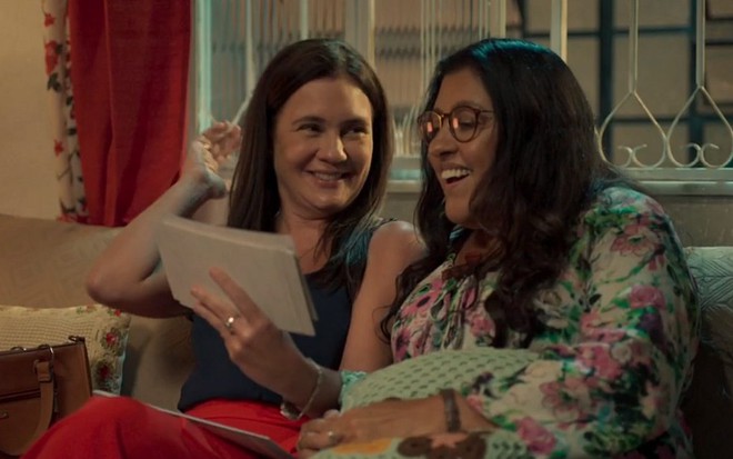 Adriana Esteves (Thelma) e Regina Casé (Lurdes) riem em cena de Amor de Mãe, novela das nove da Globo
