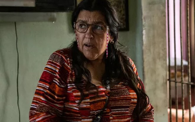 Lurdes (Regina Casé) em cena de Amor de Mãe