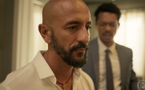 O ator Irandhir Santos, com a expressão fechada, em cena como Álvaro em Amor de Mãe